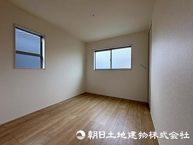 落ち着いた雰囲気の居室は、ゆっくりとくつろげるプライベート空間。寝室や書斎など、ライフスタイルに合わせて多彩に活用できます。