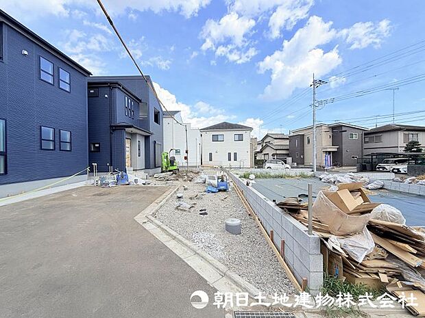 <現地>北側が水道みちに面して、お休みの日にはお散歩をお楽しみいただけます。