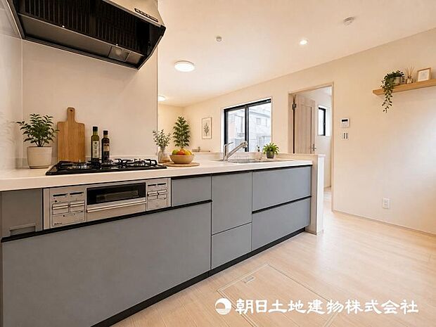 ＜キッチン＞お料理中も会話が弾む明るいキッチンです。