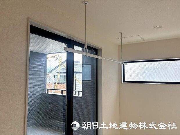 ＜室内物干し＞雨の日もお洗濯物が干せる便利なホスクリーン付です。