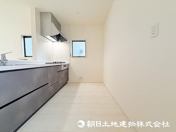 ＜キッチン＞冷蔵庫や食器棚を置いても広い家事スペースがございます。