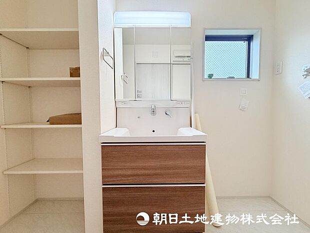 ＜洗面室＞室内干しができるホスクリーンやタオル等を収納できる可動棚があり便利です。