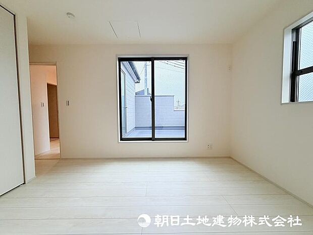 ＜主寝室＞バルコニーに面した明るい主寝室7.5帖です。