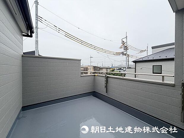 ＜バルコニー＞広いバルコニーでお洗濯物をゆったりと干せます。