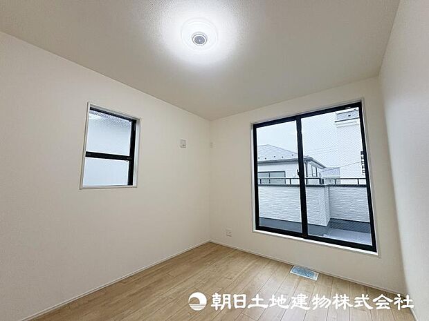 <洋室>バルコニーに面した明るい洋室が2部屋あります。