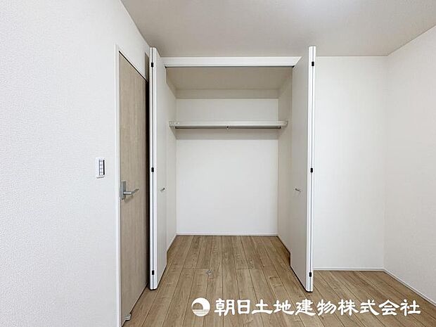 <収納>各洋室にクローゼットがありお洋服やお荷物をすっきりと収納できます。