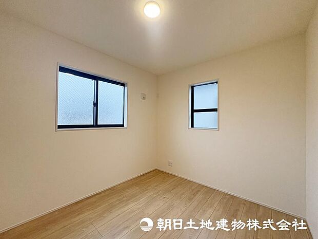 <洋室>2方向に窓がある明るい2面採光のお部屋です。