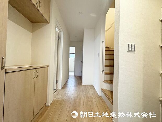 <玄関>ベビーカーも置ける広い玄関です。