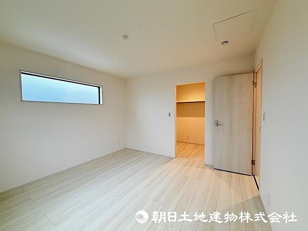 <寝室>バルコニーへ出入りができる主寝室8帖です。