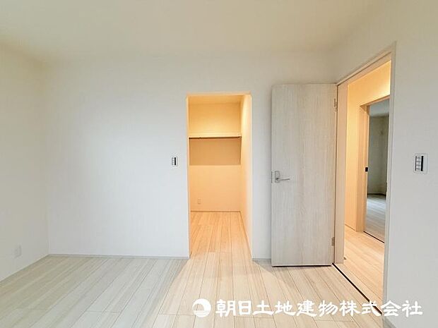 <収納>ご夫婦で使えるウォークインクローゼットも魅力です。