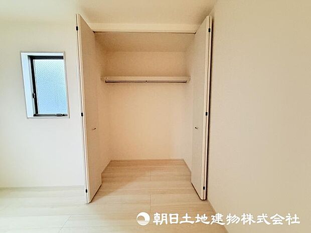 <収納>各洋室にクローゼットがありお洋服をすっきりと収納できます。