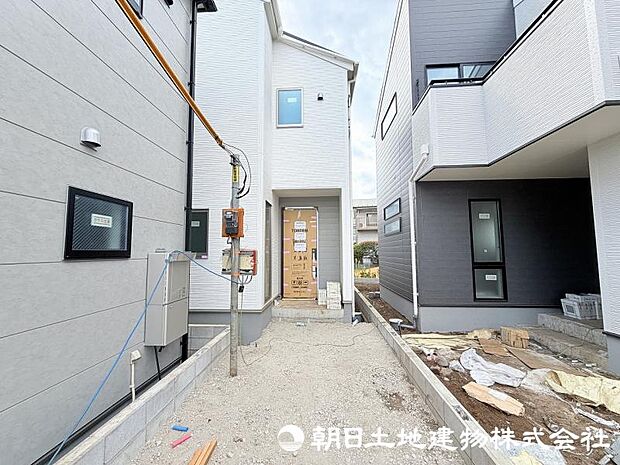 <現地>交通量の少ない開発分譲地内に立地していますので、小さいお子様も安心いただけます。
