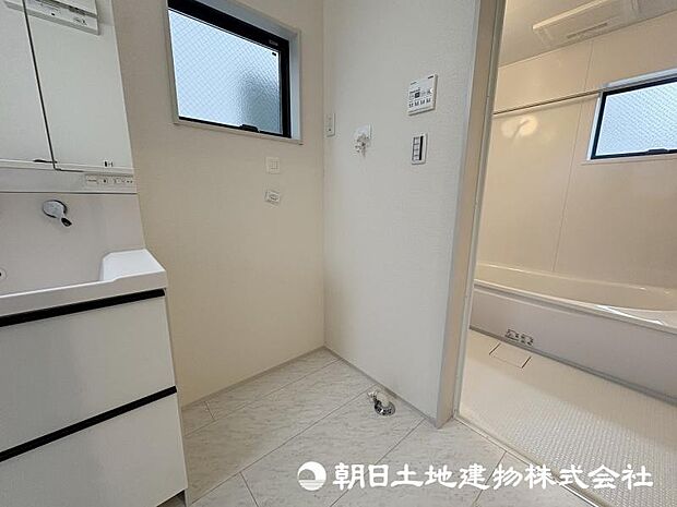 ＜洗面室＞キッチン背面から使え家事動線がスムーズです。