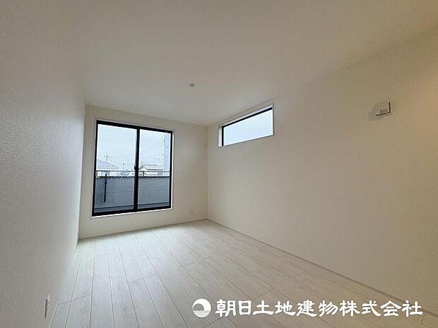 ＜寝室＞バルコニーに面した明るい寝室7帖です。