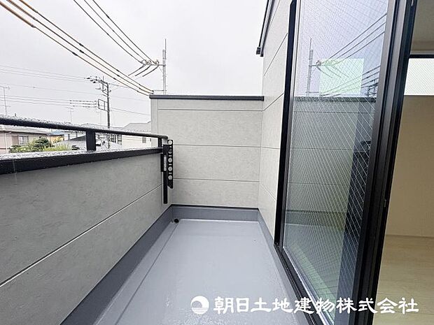 ＜バルコニー＞奥行のあるバルコニーでお洗濯物をゆったりと干せます。