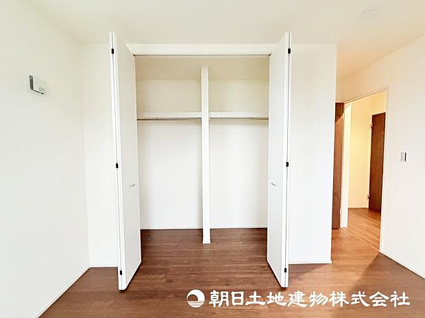 <収納>各洋室にクローゼットがありお洋服やお荷物をすっきりと収納できます。