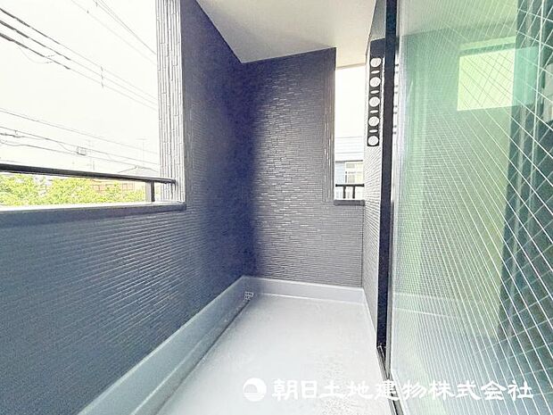 <バルコニー>奥行のあるバルコニーでお洗濯物をゆったりと干せます。