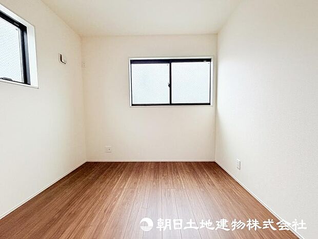 <洋室>2方向に窓がある明るい2面採光のお部屋です。