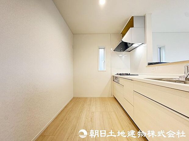 ＜キッチン＞冷蔵庫や食器棚を置いても広い家事スペースを確保しています。