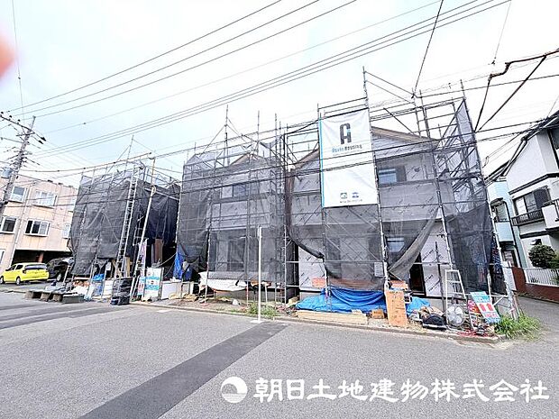 街並みに調和する新しい住まいが建築中です。周辺環境とのバランスを大切にした、快適な暮らしを叶える住まいの完成をお楽しみください。