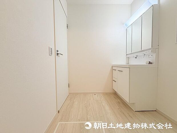 ＜洗面室＞すっきりと収納ができる三面鏡タイプの洗面台です。