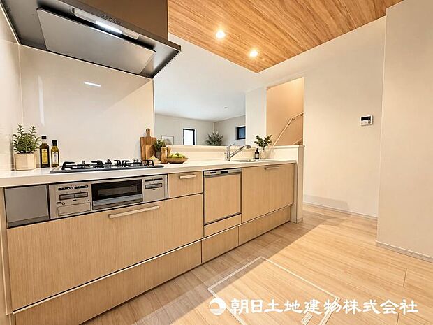 ＜キッチン＞お料理中も会話が弾む明るい対面キッチンです。