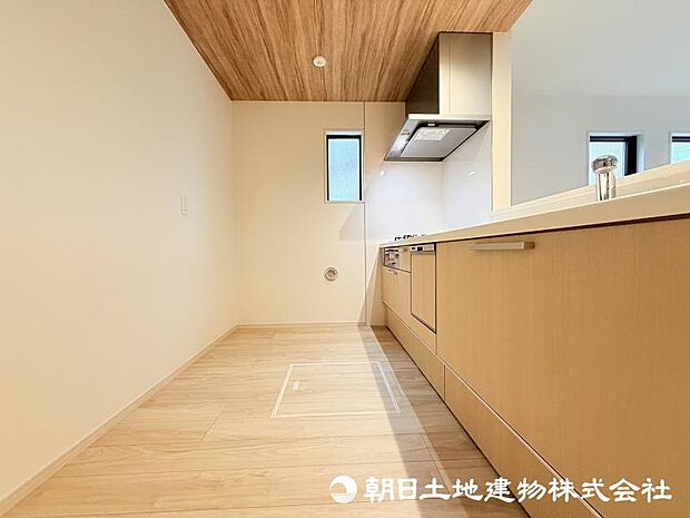 ＜キッチン＞広い家事スペースでご夫婦でのお料理もお楽しみいただけます。