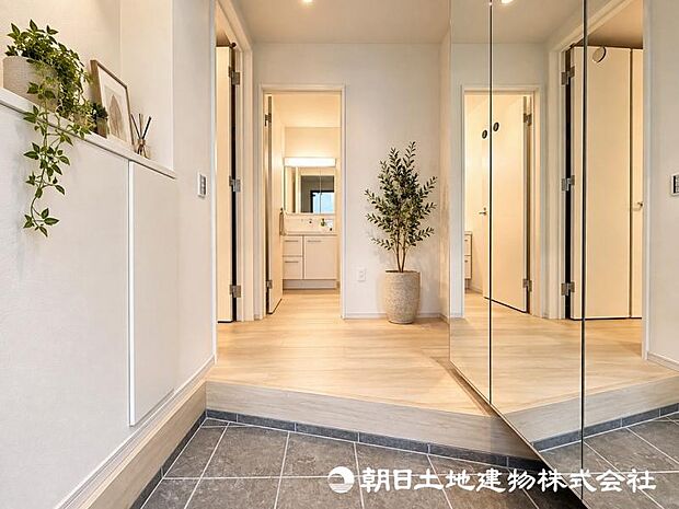 ＜玄関＞身だしなみをチェックできる大きなミラー付きです。