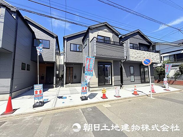 ＜外観＞東南道路に面して陽当たり良好です。カースペース車2台駐車可能です。