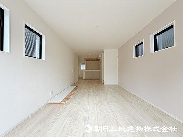 ＜リビング＞三方向に窓がある明るい三面採光です。