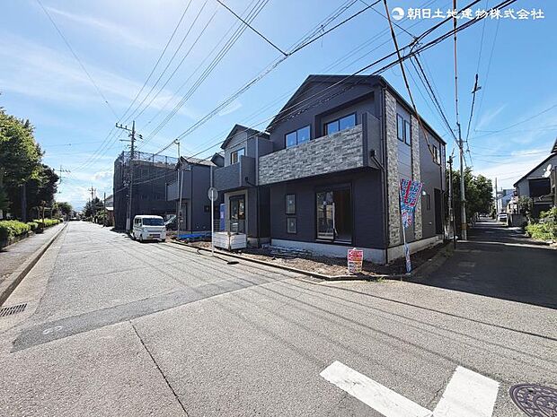 現在建築中の注目物件です。街の景観に配慮した外観と、暮らしやすさを考えた住まいが完成予定です。新しい街の一員となる住まいの誕生をお楽しみください。