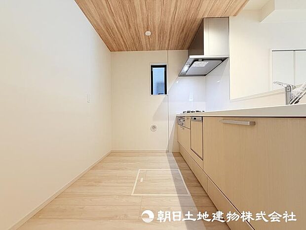 ＜キッチン＞冷蔵庫や食器棚を置いても広い家事スペースを確保しています。