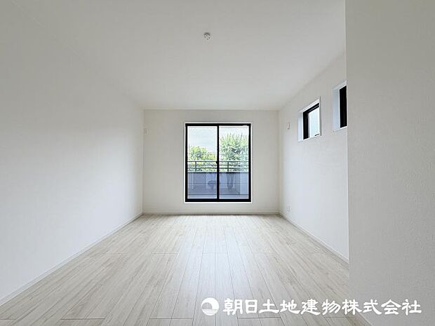 ＜主寝室＞バルコニーに面した明るい主寝室8.2帖です。