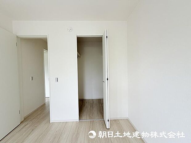 ＜収納＞主寝室にはウォークインクローゼットもあり便利です。
