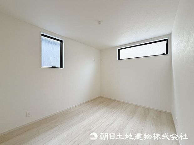 ＜洋室＞2方向に窓がある2面採光の明るい洋室です。