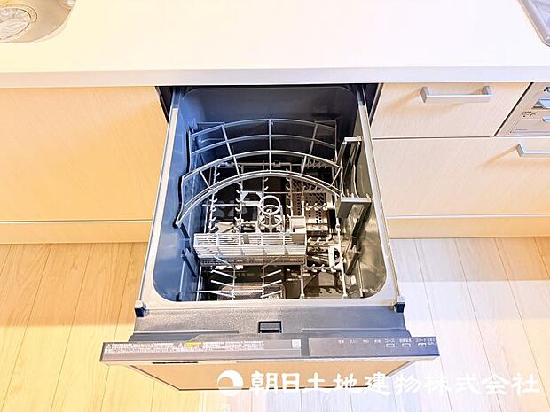 食器洗いの負担を軽減してくれる食洗器を備えたキッチン。家事の効率化をサポートし、ゆとりある時間を生み出します。