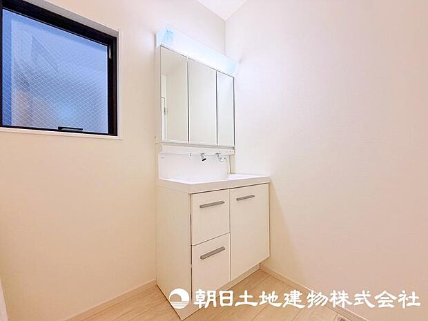 朝の準備から帰宅後の手洗いまで、家族みんなが使いやすい洗面所。快適な暮らしを支える実用的なスペースです。