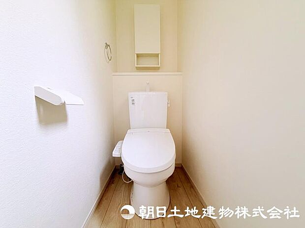 毎日使う場所だからこそ、清潔感と使いやすさが大切なトイレ。快適な暮らしをサポートする落ち着いた空間です。