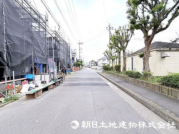 街並みに調和する新しい住まいが建築中です。周辺環境とのバランスを大切にした、快適な暮らしを叶える住まいの完成をお楽しみください。