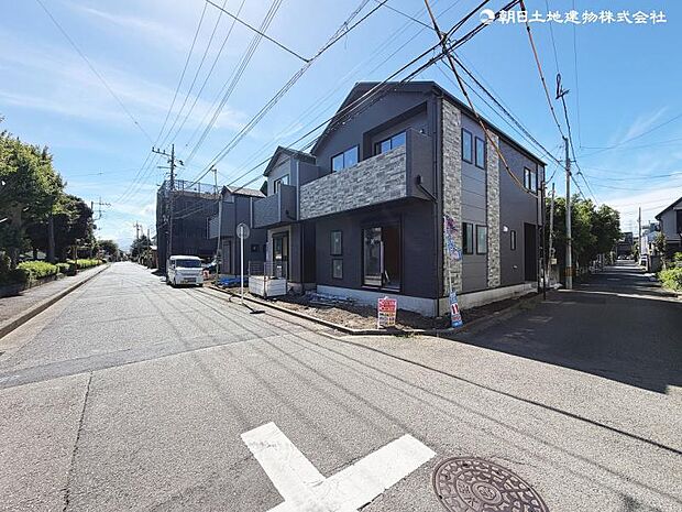 <現地>ウォークインクローゼットやリビング収納等の収納が豊富な4LDKの間取りです。