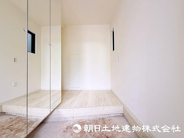 住まいの第一印象を演出する玄関。ご家族やゲストを心地よく迎え入れる、明るく清潔感のある空間です。