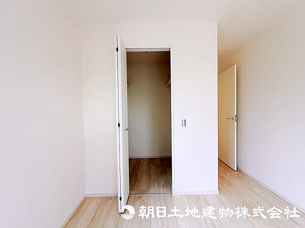 日々増える荷物もすっきり片付けられる収納スペース。居住空間を広く快適に使える便利な設備です。