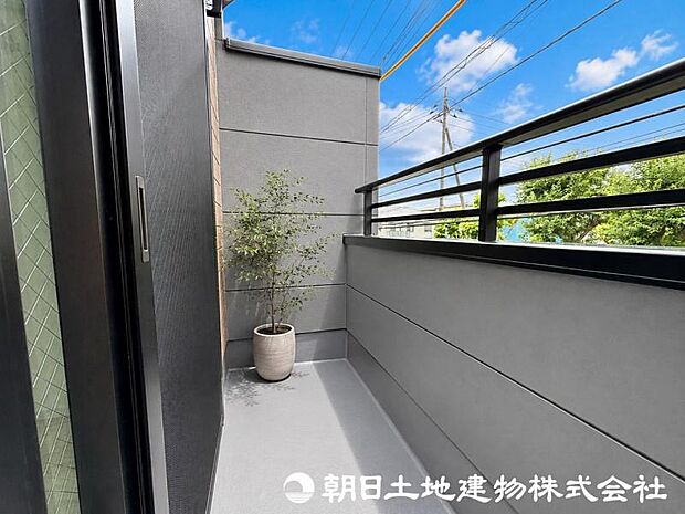 住まいに開放感をプラスするバルコニー。日当たりや風通しを感じながら、心地よい時間を過ごせる場所です。
