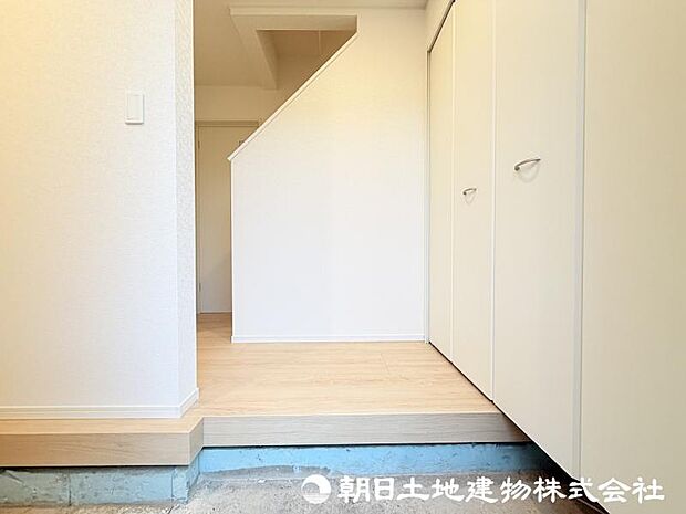 <玄関>ベビーカーも置ける広い土間スペースがあります。