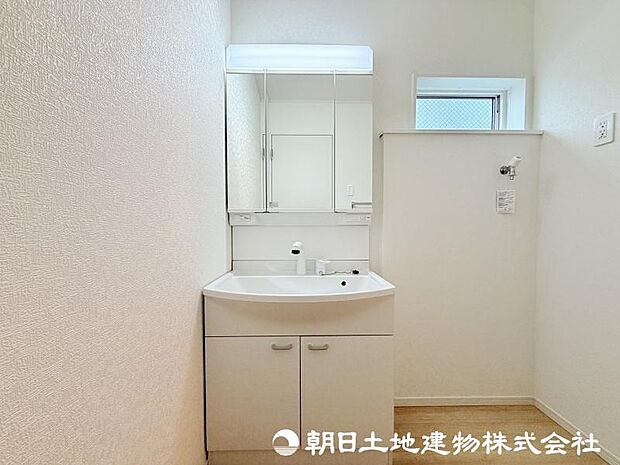 <洗面台>すっきりと収納ができる三面鏡タイプの洗面台です。