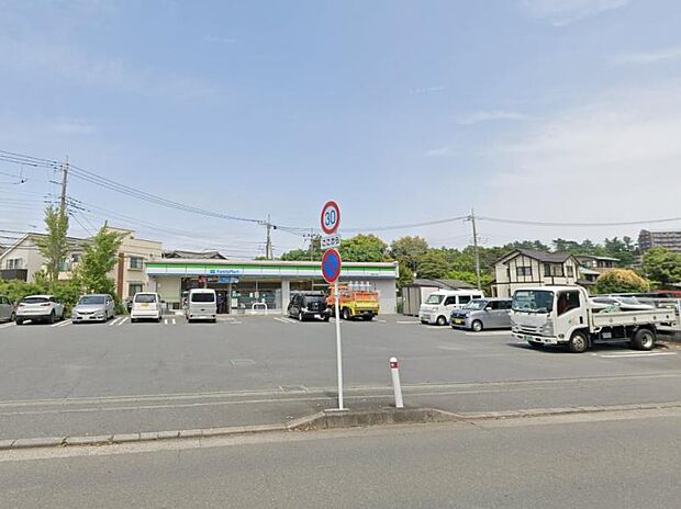ファミリーマート上溝店まで約560m