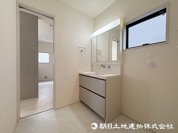 ＜洗面室＞洗面室＆浴室はキッチンと近く家事動線がスムーズです。