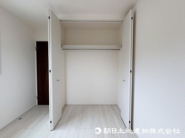 ＜収納＞各洋室にクローゼットがありますのでお洋服やお荷物をすっきりと収納できます。