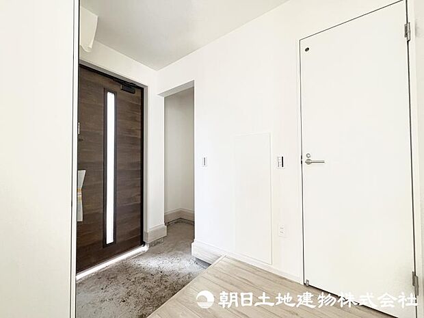 住まいの第一印象を演出する玄関。ご家族やゲストを心地よく迎え入れる、明るく清潔感のある空間です。