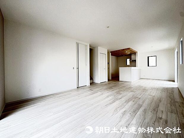 住まう方のライフスタイルに合わせて自由に使えるリビング空間。家族団らんの時間はもちろん、趣味やくつろぎのひとときにもぴったりです。